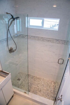 Een douche, een haardroger, handdoeken, zeep