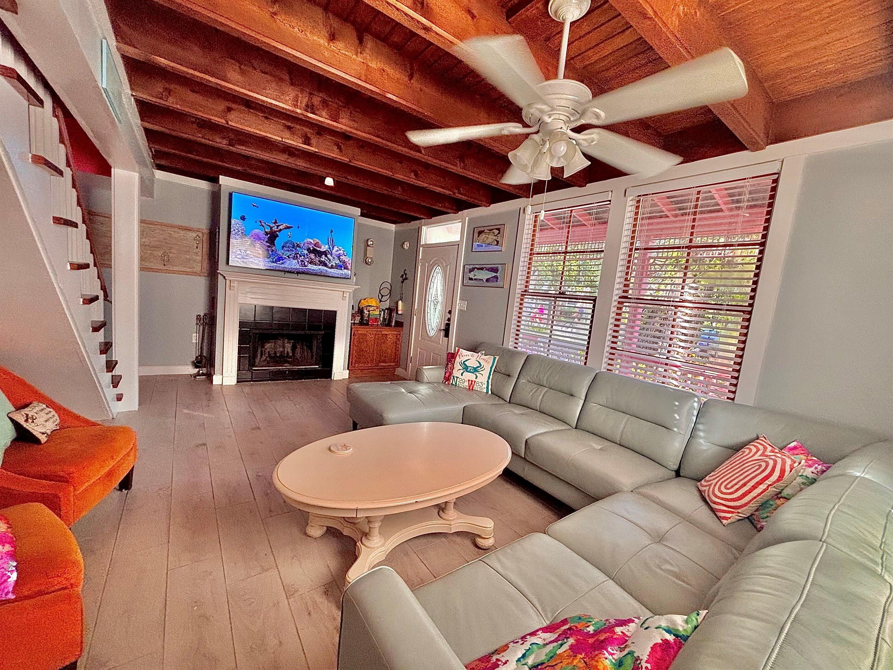 TV connectée, cheminée, table de tennis de table, livres