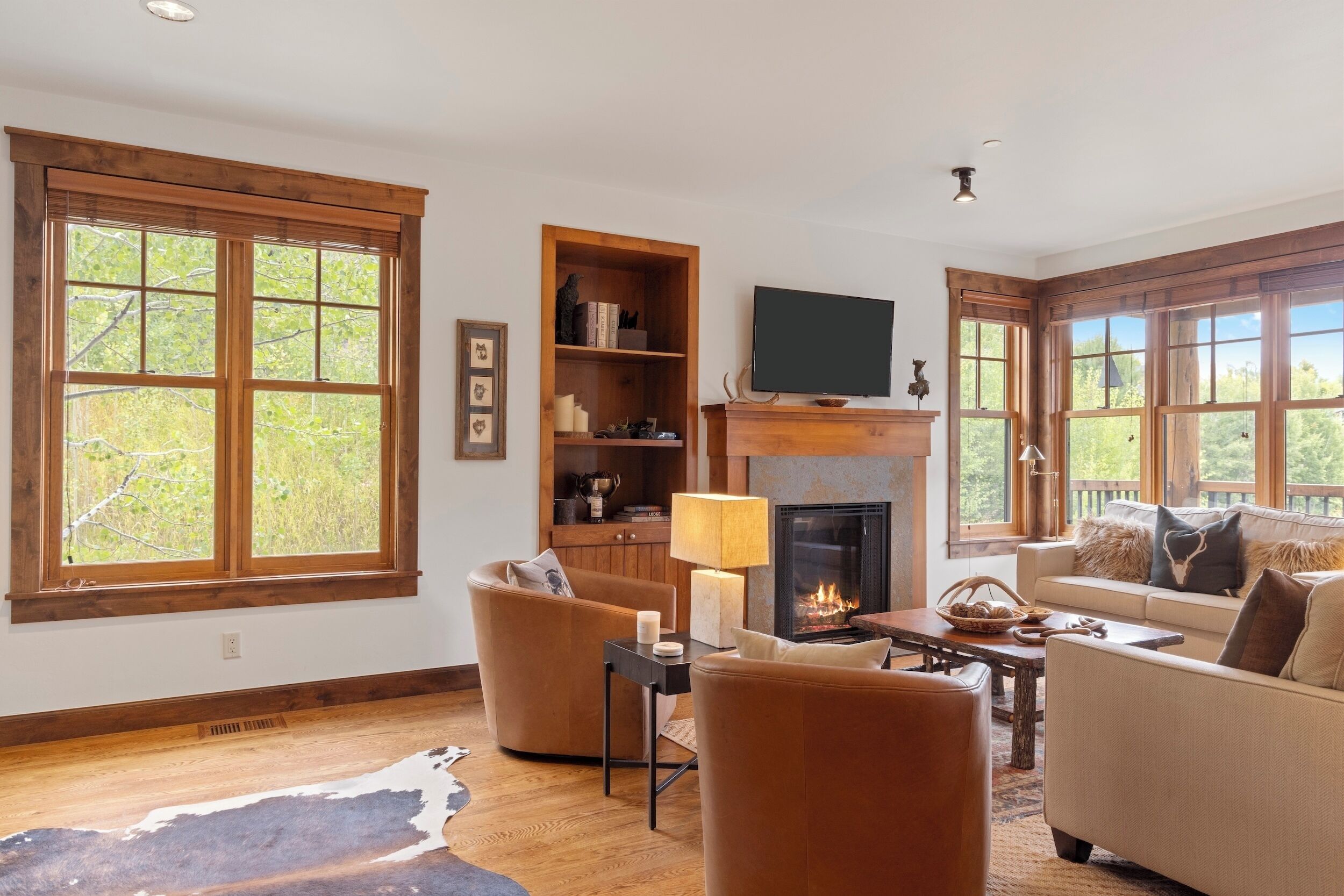 Een smart-tv en een open haard