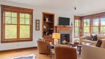 Een smart-tv en een open haard