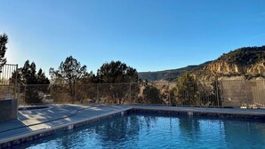 Una piscina con vistas a un paisaje montañoso.