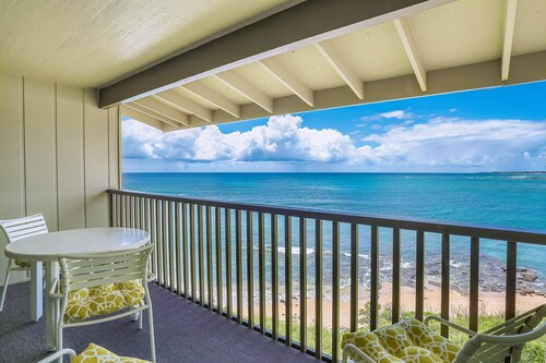 Charming Oceanfront Top Floor Condo at Wailua Bay with Stunning Views and Local Fisherman Sightings!