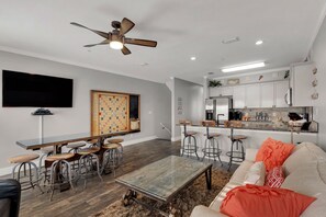 Een smart-tv, videogames en een dvd-speler