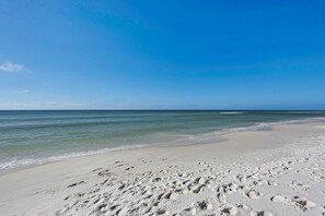 Aan het strand, ligstoelen aan het strand, strandlakens