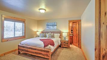 3 habitaciones, escritorio y tabla de planchar con plancha