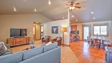 Smart TV, reproductor de DVD, libros y biblioteca musical