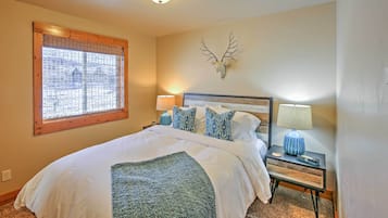 3 bedrooms, desk, iron/ironing board, travel cot
