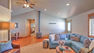 Smart-TV, DVD-spiller, bøker og musikkbibliotek