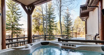 Private Salt Water Hot Tub - 5 Star Reviews - 5 Minute walk to Lifts & Town!