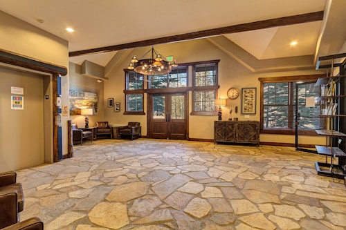 Private Salt Water Hot Tub - 5 Star Reviews - 5 Minute walk to Lifts & Town!