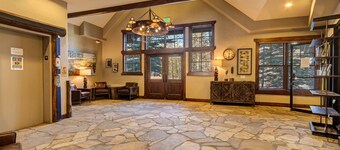 Private Salt Water Hot Tub - 5 Star Reviews - 5 Minute walk to Lifts & Town!