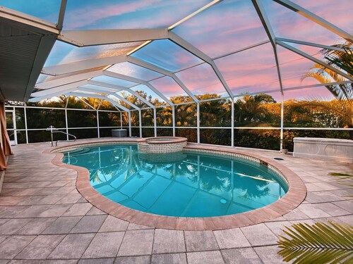 Modern 3 bedroom, 2 bath getaway with HEATED private pool and jacuzzi
