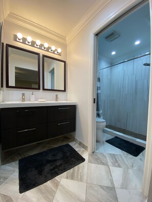 Combined shower/bathtub, hair dryer, towels, soap - Modern 3 bedroom, 2 bath getaway with HEATED private pool and jacuzzi (Fort Myers)