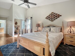 3 chambres, bureau, fer et planche à repasser, lit parapluie