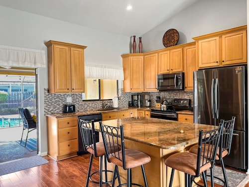 *5 STAR* Family Friendly 3 Bed Home w. Heated Pool