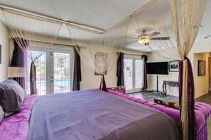 6 bedrooms, iron/ironing board, travel cot, WiFi - Downtown Vegas Oasis! (Las Vegas)