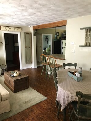 Un espace repas avec une table en bois, des chaises et une esthétique rustique.