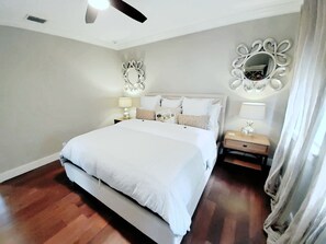 4 Schlafzimmer, Schreibtisch, Bügeleisen/Bügelbrett, Reisekinderbett