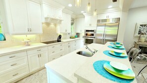 Refrigerador con freezer, microondas, horno, placa de cocina