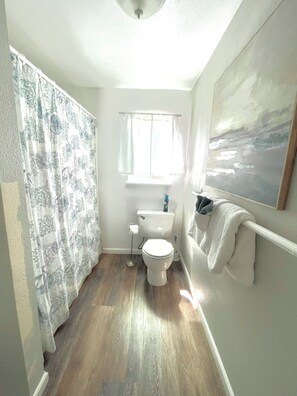 Dusch, hårtork, handdukar och tvål