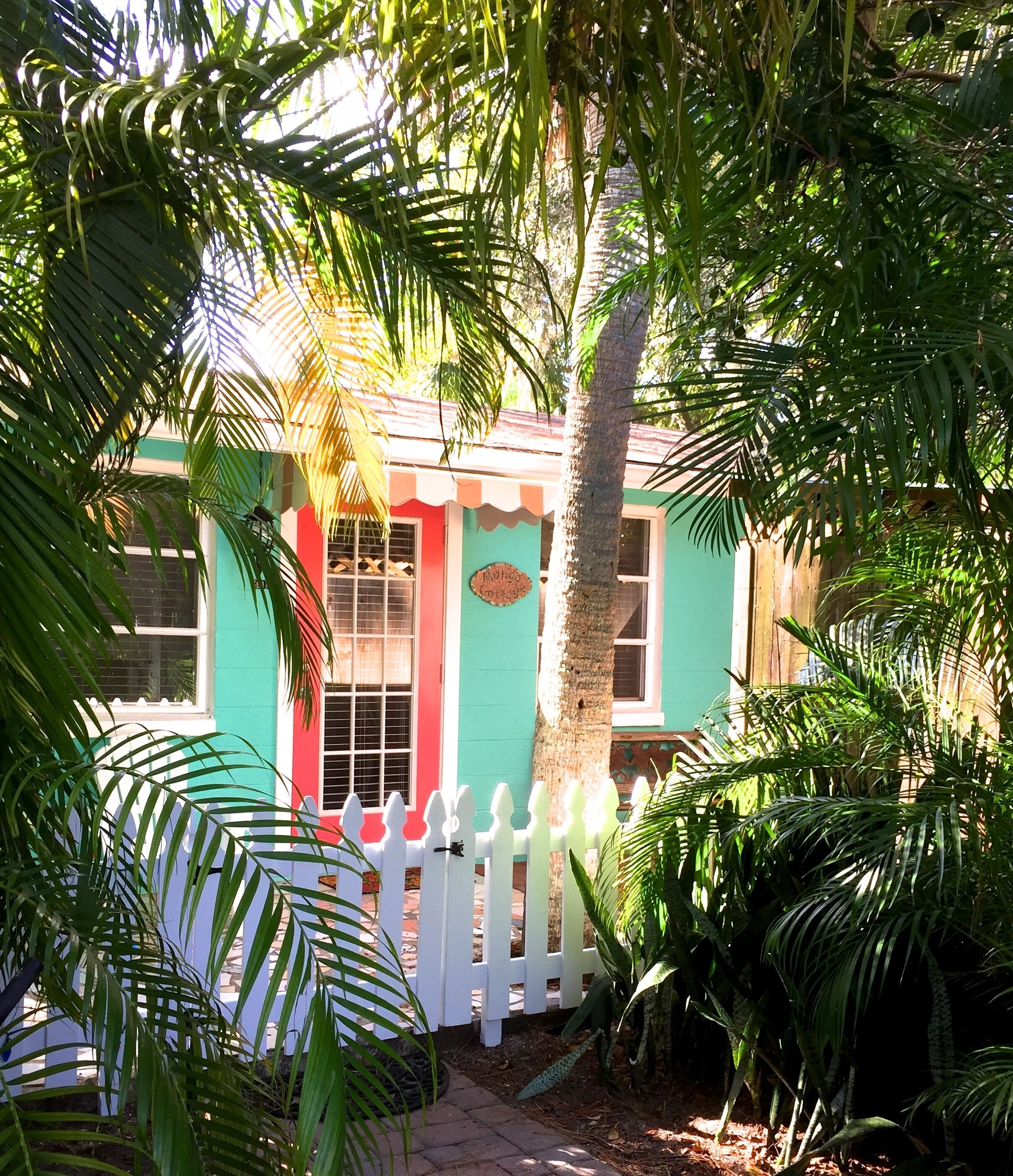 Mango Cottage in quiet Olde Englewood