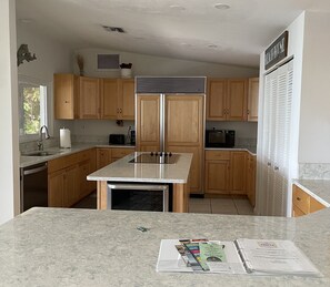 Réfrigérateur, four à micro-ondes, un four, surface de cuisson