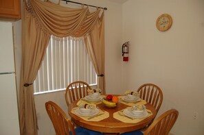 Kitchen eating area - Roomy and Comfy 3BR Villa South Facing Private Pool - Close to Disney Parks (Kissimmee)
