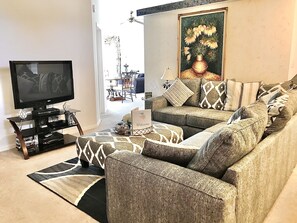 Family Room - Roomy and Comfy 3BR Villa South Facing Private Pool - Close to Disney Parks (Kissimmee)