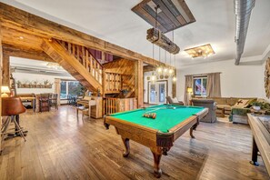 Smart TV, chimenea y reproductor de DVD 