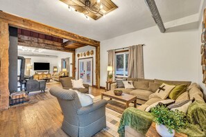 Smart TV, chimenea y reproductor de DVD 