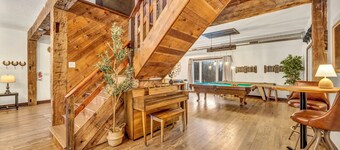 Authentic Restored 1840s Barn | 20 Guests | Private Pond | Hot Tub | Sports Court | Kayaks | Fishing