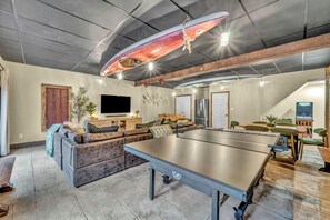 Smart TV, fireplace, DVD player