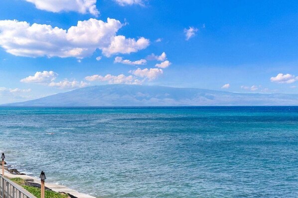 En la playa, camastros y toallas de playa