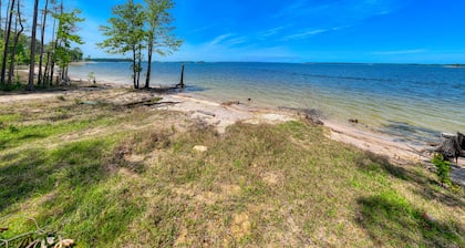 Sleeps 22! First Class home with 2 master suites on Lake Sam Rayburn!