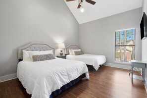 6 bedrooms, iron/ironing board, free WiFi, bed sheets - Sleeps 22! First Class home with 2 master suites on Lake Sam Rayburn!  (Brookeland)