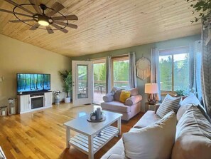 TV, fireplace - ⛷️Mountain View Home🌲4 Seasons Room☀️Rooftop Deck♨️Hot Tub🤑$0 Cleaning Fees (Frisco)