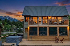 A two-story wooden cabin with a deck, large windows, and a mountain backdrop. - ⛷️Mountain View Home🌲4 Seasons Room☀️Rooftop Deck♨️Hot Tub🤑$0 Cleaning Fees (Frisco)