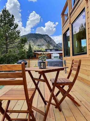 Outdoor dining - ⛷️Mountain View Home🌲4 Seasons Room☀️Rooftop Deck♨️Hot Tub🤑$0 Cleaning Fees (Frisco)