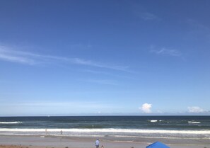 Ubicación cercana a la playa, tumbonas y toallas de playa
