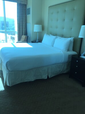 1 室のベッドルーム、デスク、アイロン / アイロン台、WiFi (無料)