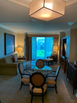 Smart TV, DVD player, offices - Signature at MGM 1BR balcony suite, tower 1. <br> (Las Vegas)