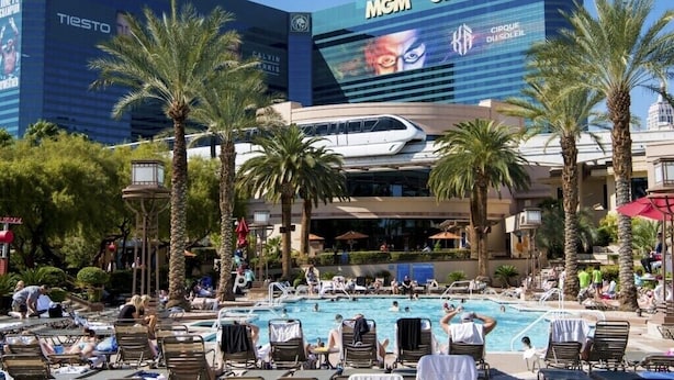 Ein Hotel mit großzügigem Poolbereich, Palmen und einem gut sichtbaren MGM Grand Schild.