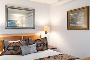 2 bedrooms, iron/ironing board, WiFi, bed sheets - Outpost: Windflower 2113 (Wilson)
