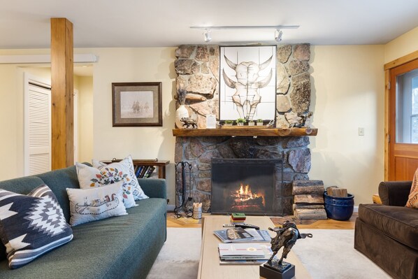 Smart TV, fireplace - Outpost: Windflower 2113 (Wilson)
