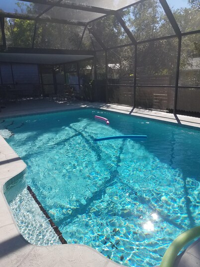 Siesta Key Master suite 1 Lg BR & 1 large bonus rm w bed Heated Pool & Pets ok