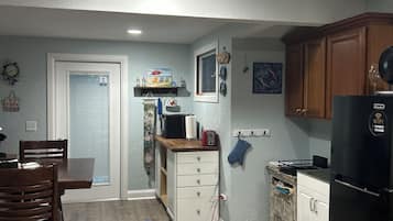 Frigorifero, microonde, macchina per tè/caffè, tostapane