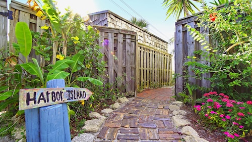 HARBOR ISLAND - A GEM IN THE HISTORIC DISTRICT.   