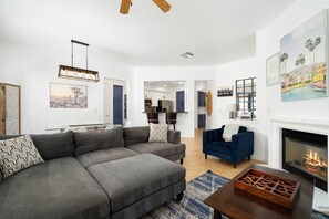 スマートテレビ、暖炉、テレビゲーム、DVD プレーヤー