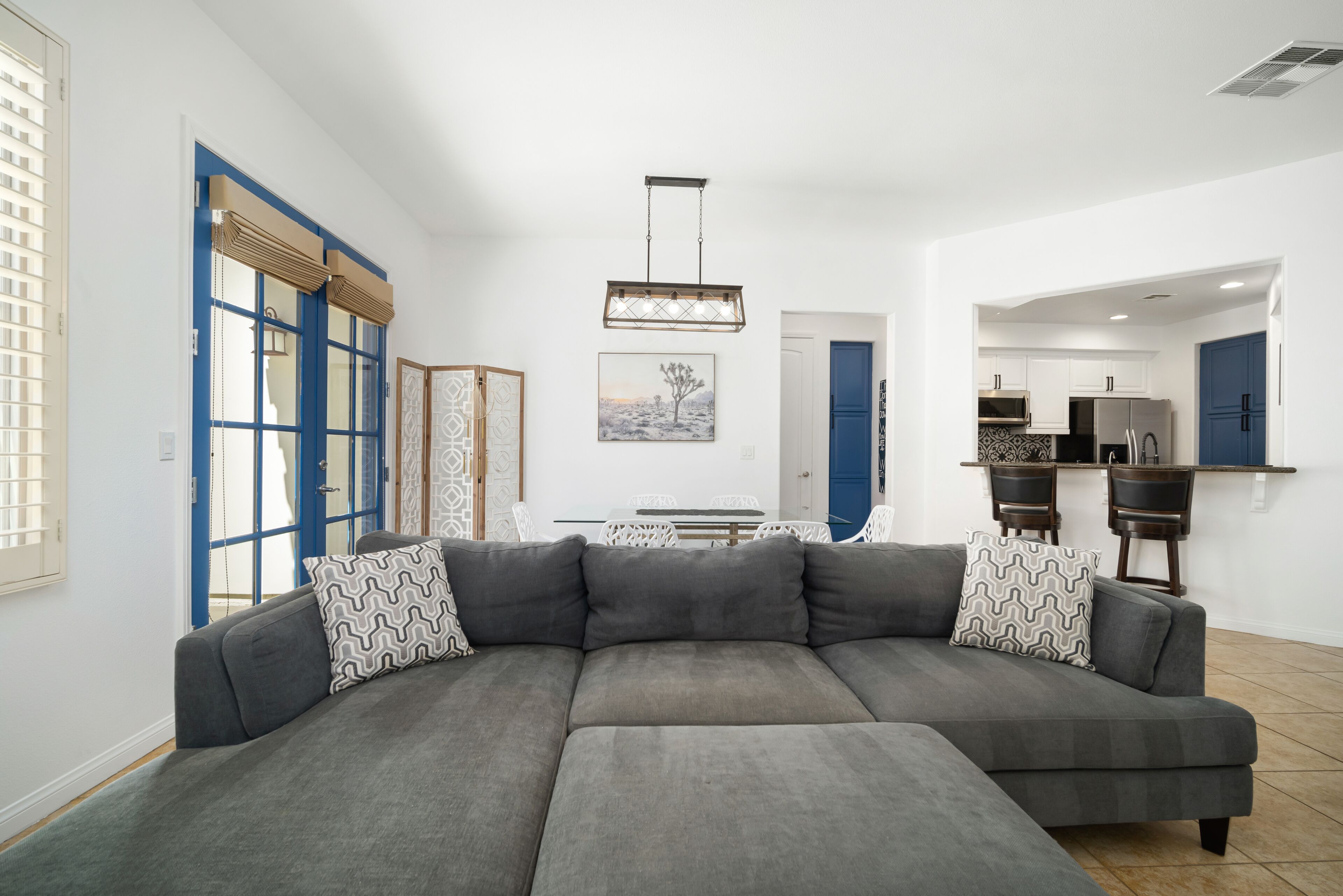 Smart TV, chimenea, videojuegos y reproductor de DVD 