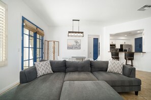 Smart TV, fireplace, video games, DVD player - Legacy Villas private villa w/ view- steps to pool- bikes & arcade game included (La Quinta)